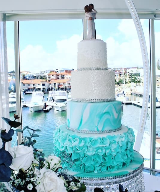 Del's Cake Designs intricate sugar flowers on wedding cake